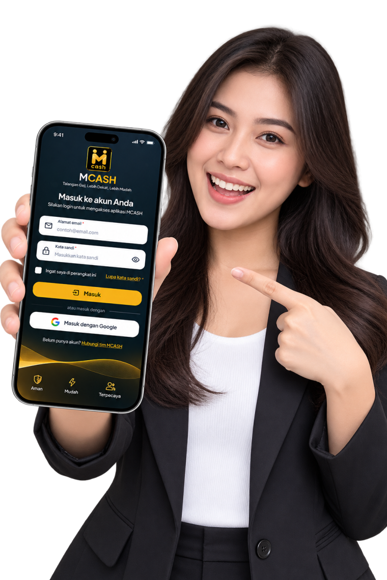 Karyawan menunjukkan aplikasi absensi MCASH di layar ponselnya